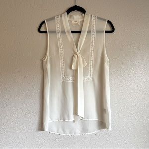 3/$20 🛍️ White blouse